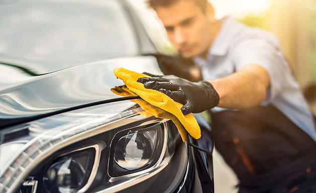 Man clean the car