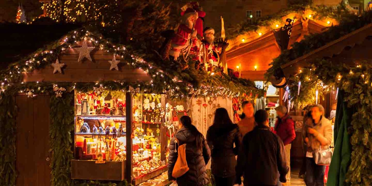  Christmas fair kiosk with loads of shining decoration merchandise