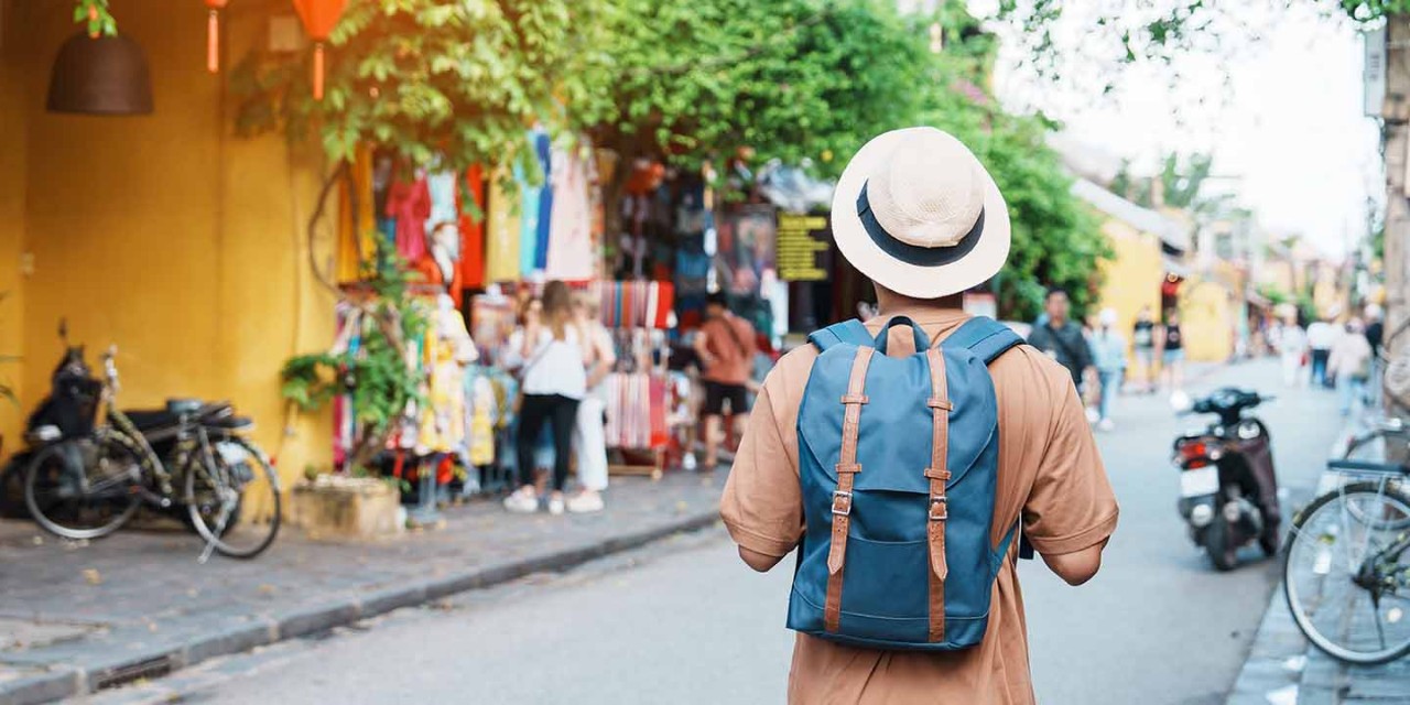  solo travel man back