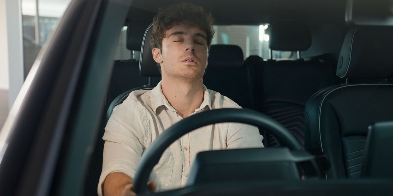 man looking at the road while driving